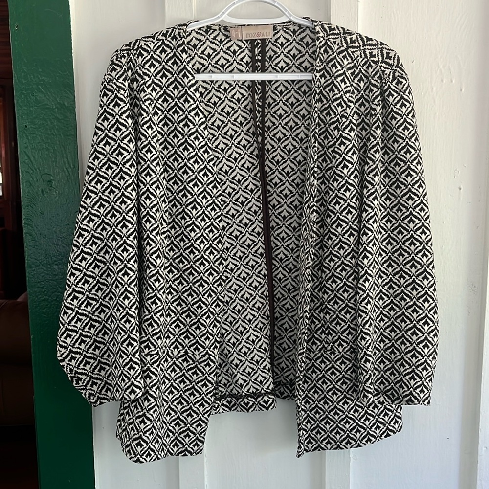 ROZ & ALI 3/4 SLEEVE LIGHT WEIGHT BLAZER. SIZE L